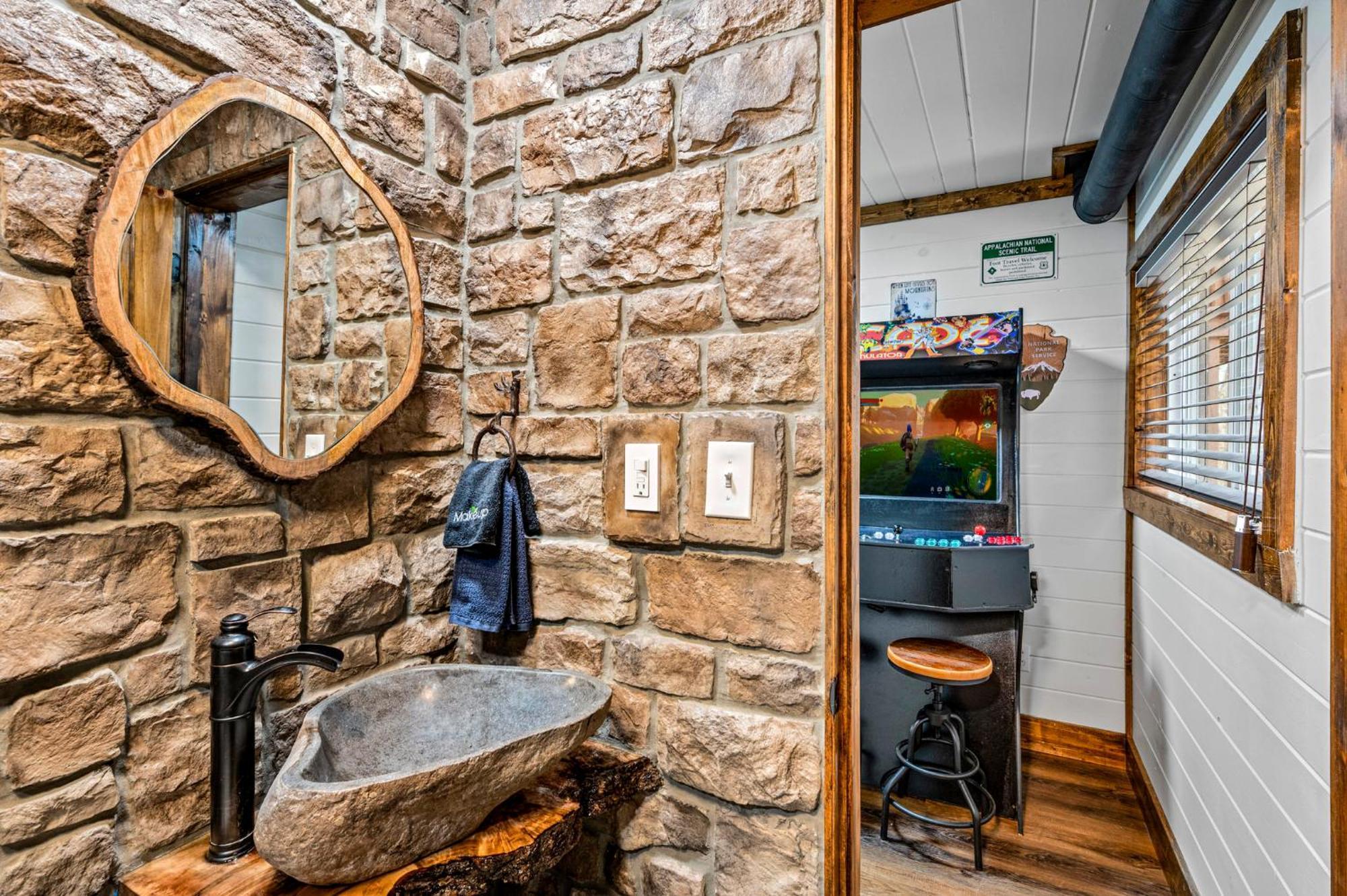 1Mile Downtown, Handicap Ramp, Hot Tub, Game Room Гетлинбург Екстериор снимка
